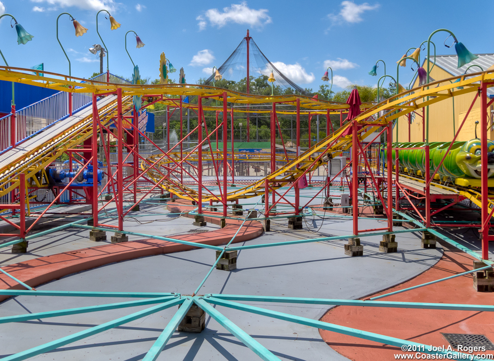 Wacky Worm - Big Apple model theme park ride