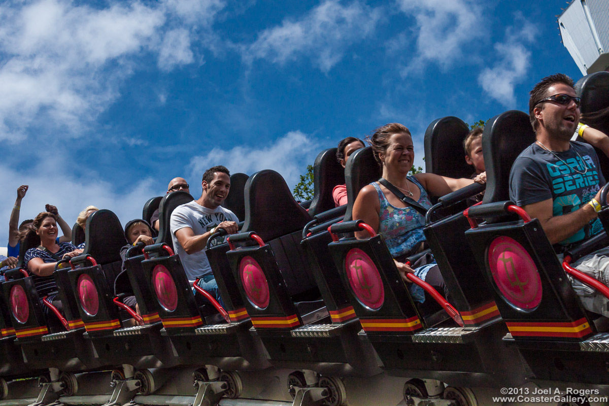 People enjoying the Lisebergbanan roller coaster - Människor njuter av Liseberg berg-och dalbana