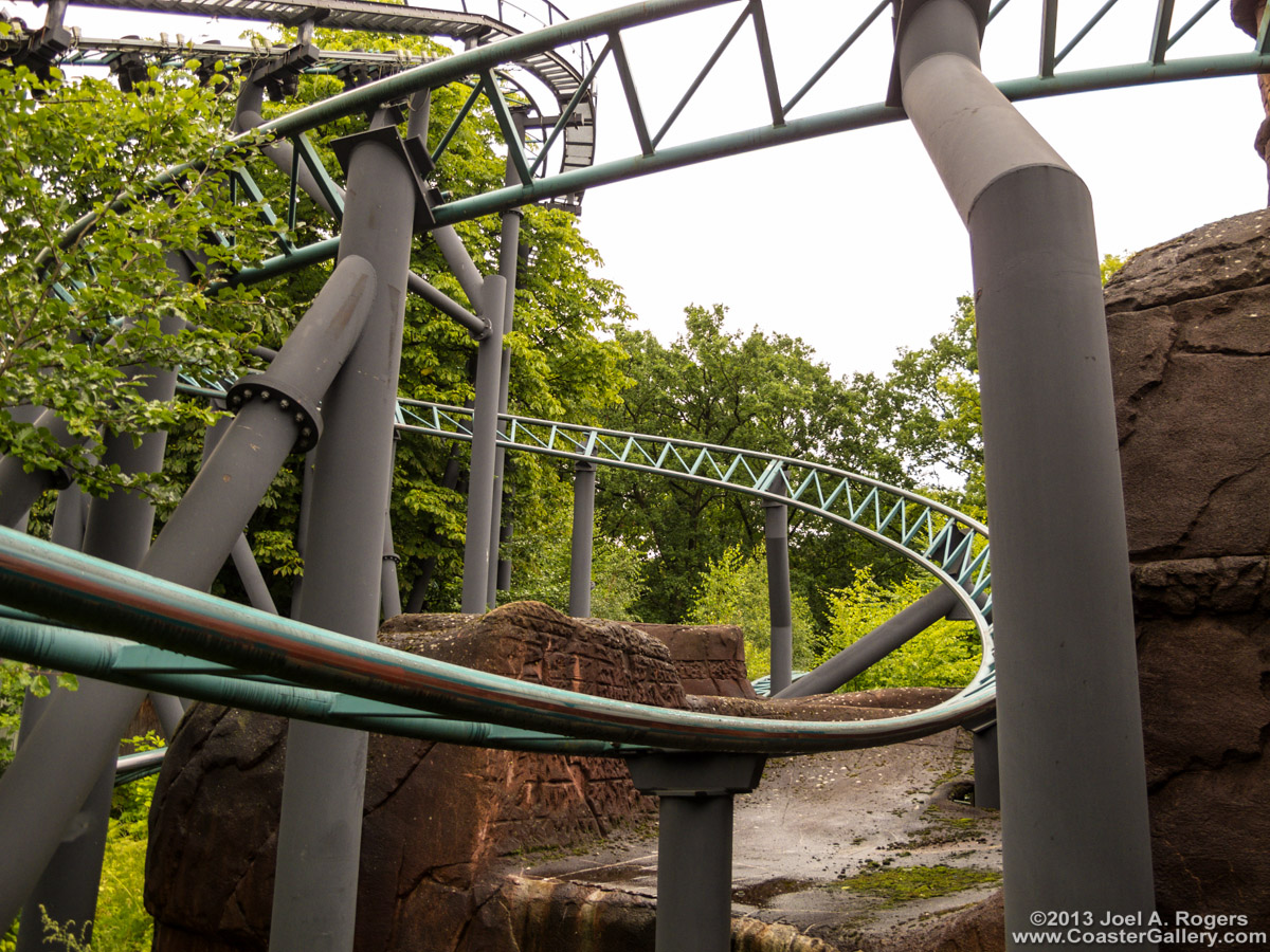 Roller coaster in the trees and the fake rocks - Roller coaster i træer og de ​​falske sten