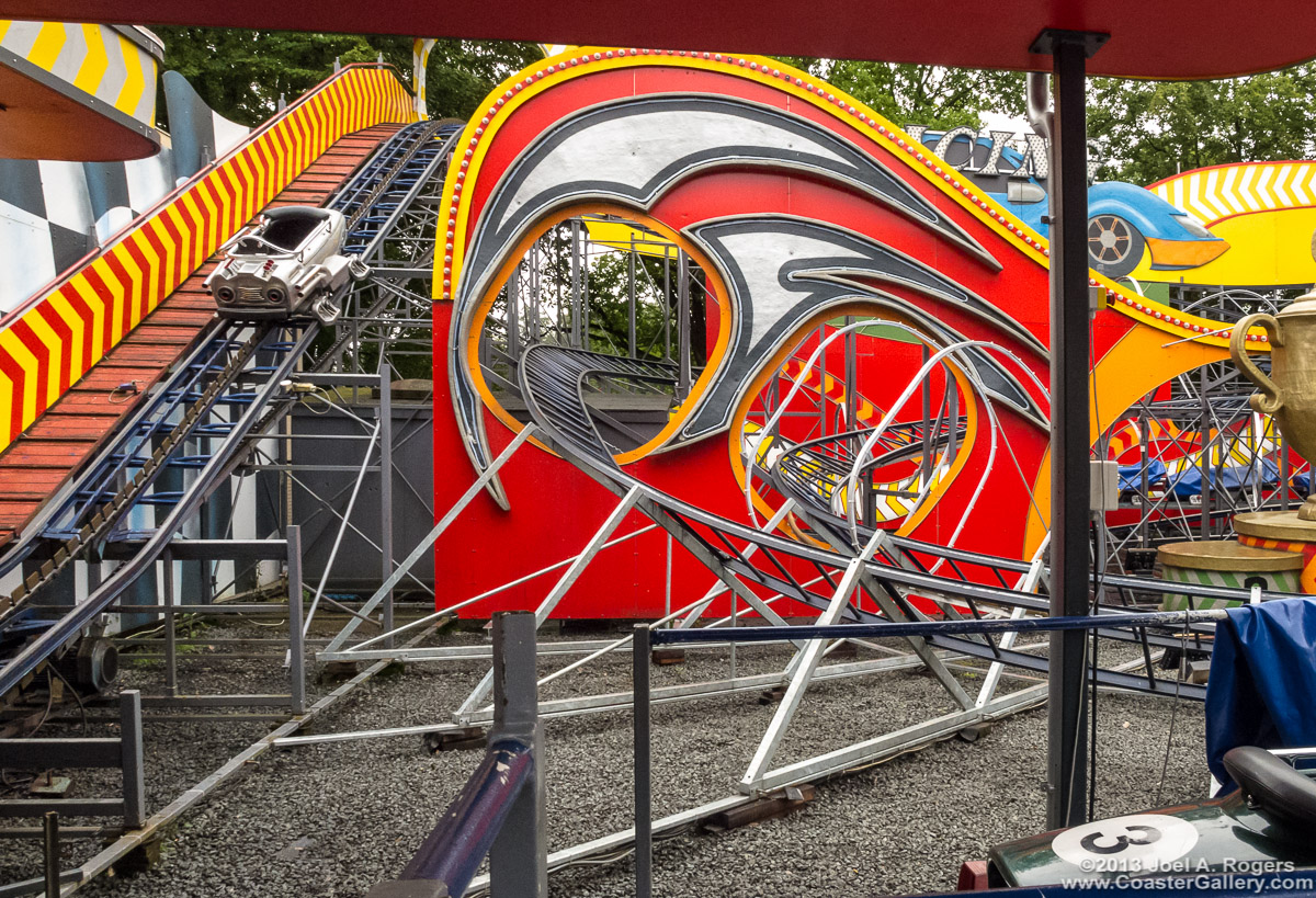 Racing roller coaster unusual lift hill chain