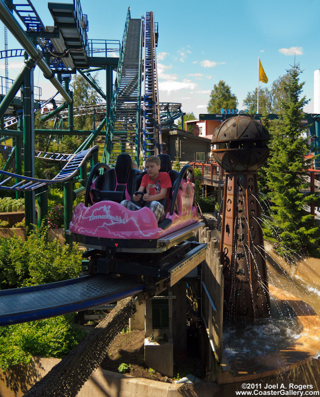 Spinning roller coaster by the Sampo water feature