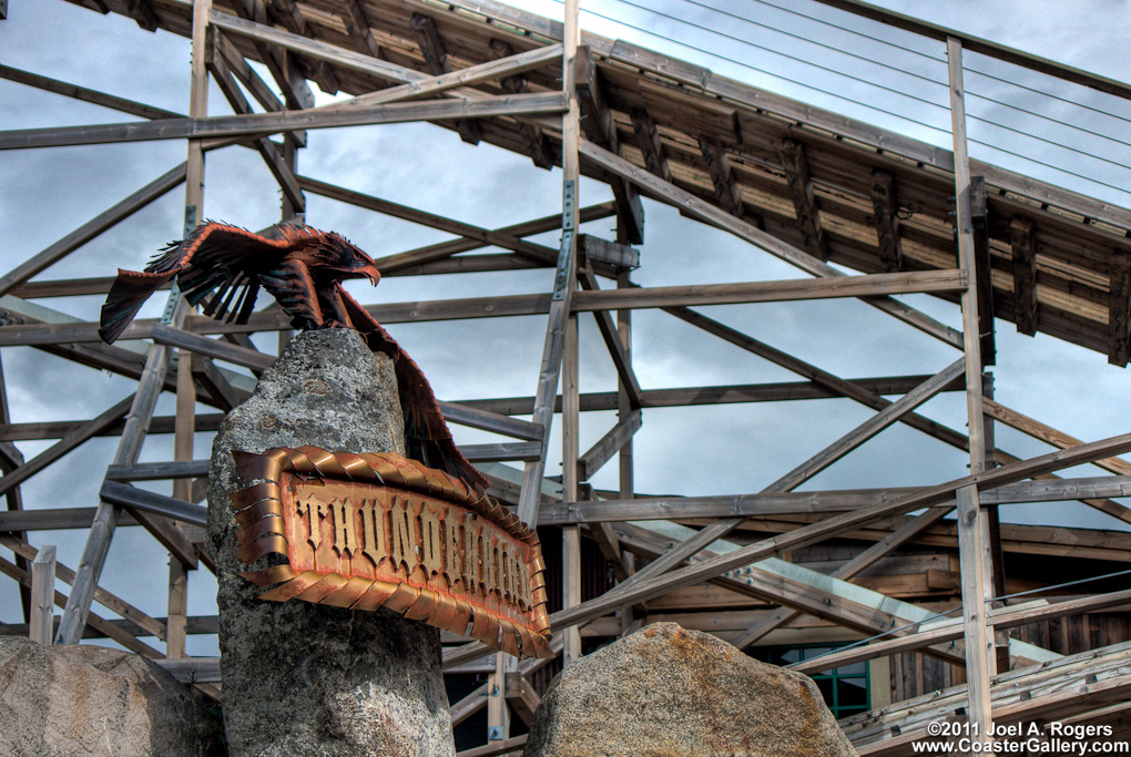 Train station or roller coaster loading platform? Rautatieasemalle tai vuoristoradalla lastauslaiturin?