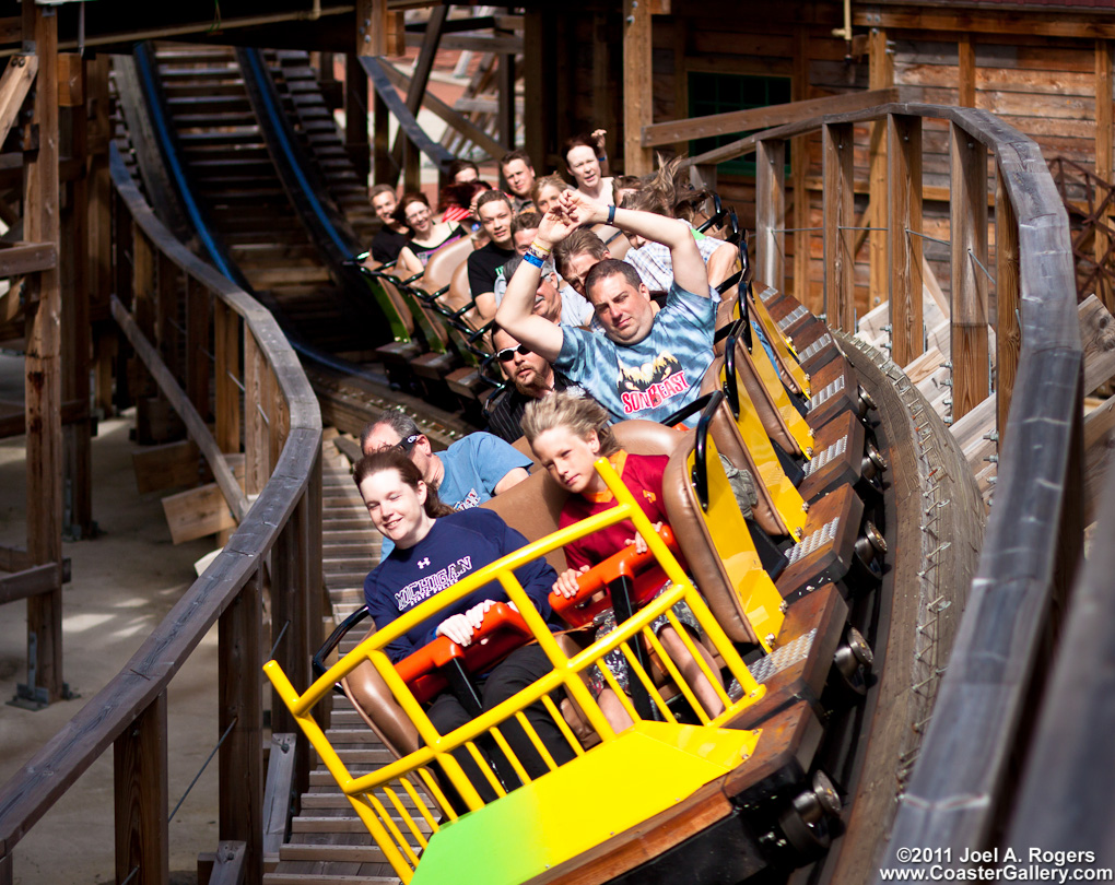 Americans and Europeans riding on a roller coaster. Amerikkalaiset ja eurooppalaiset ratsastaa vuoristoradalla.