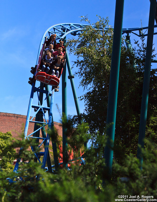 Roller coaster going down a hill - Vuoristorata menee alas mke