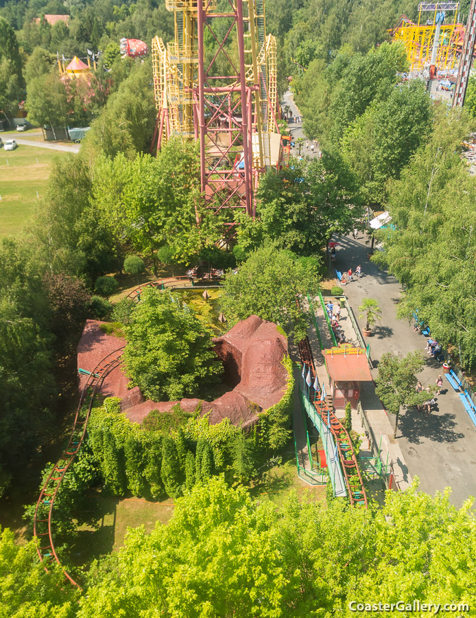 Tunnel on the Drehgondelbahn roller coaster at Freizeit-Land Geiselwind - Tunnel auf der Drehgondelbahn Achterbahn in Freizeit-Land Geiselwind