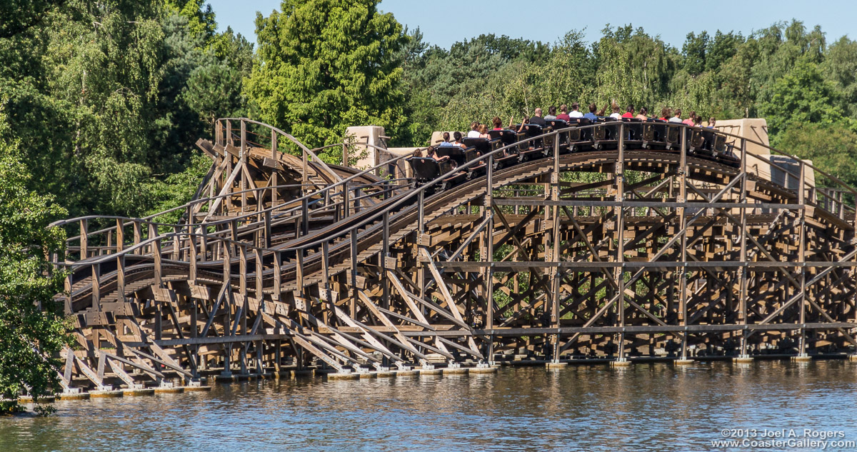 Racing and duelling roller coaster in the Netherlands - Racing en duelleren achtbaan in Nederland