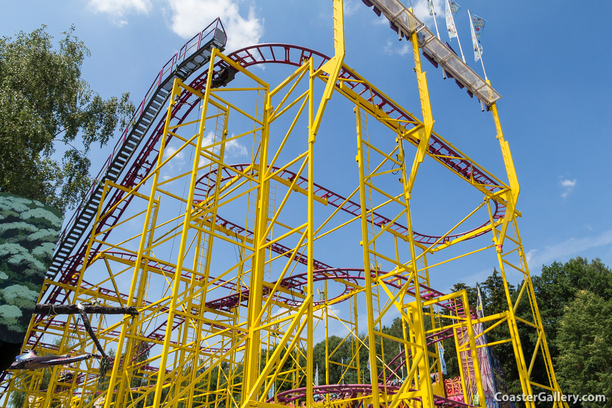 Flat turns on a German Wild Mouse roller coaster - Flache Kurven auf einem deutschen Wilde Maus