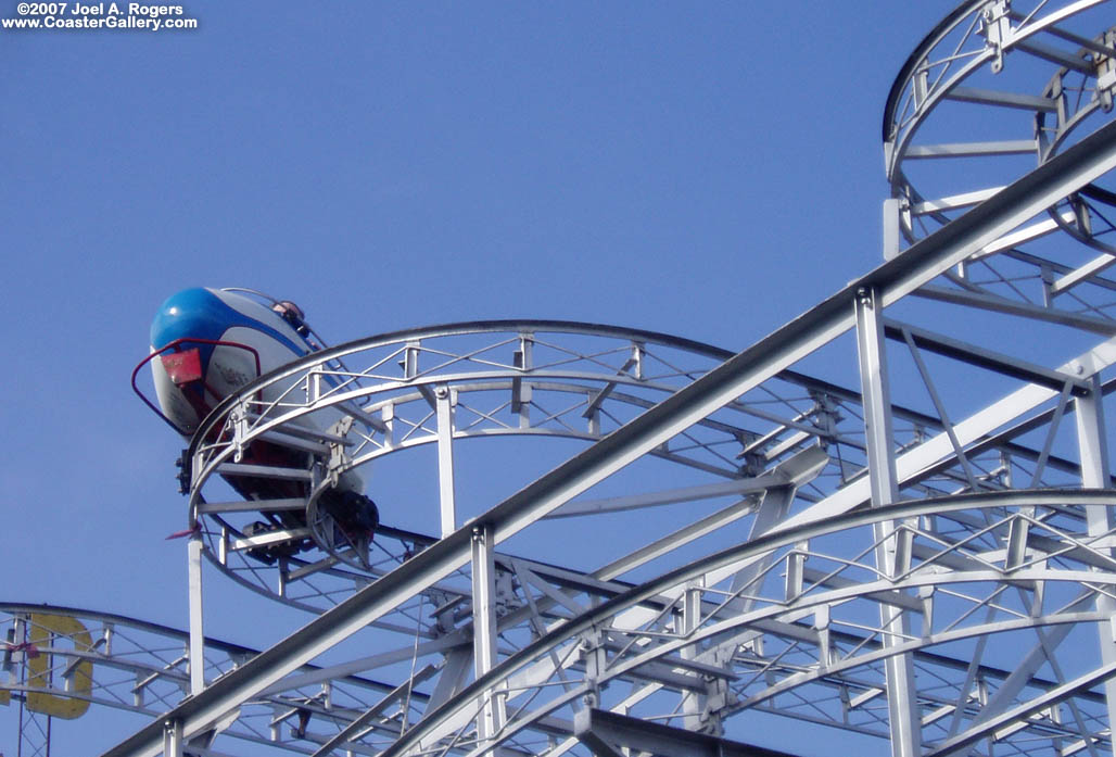 Tight lateral turns on a Wild Mouse ride