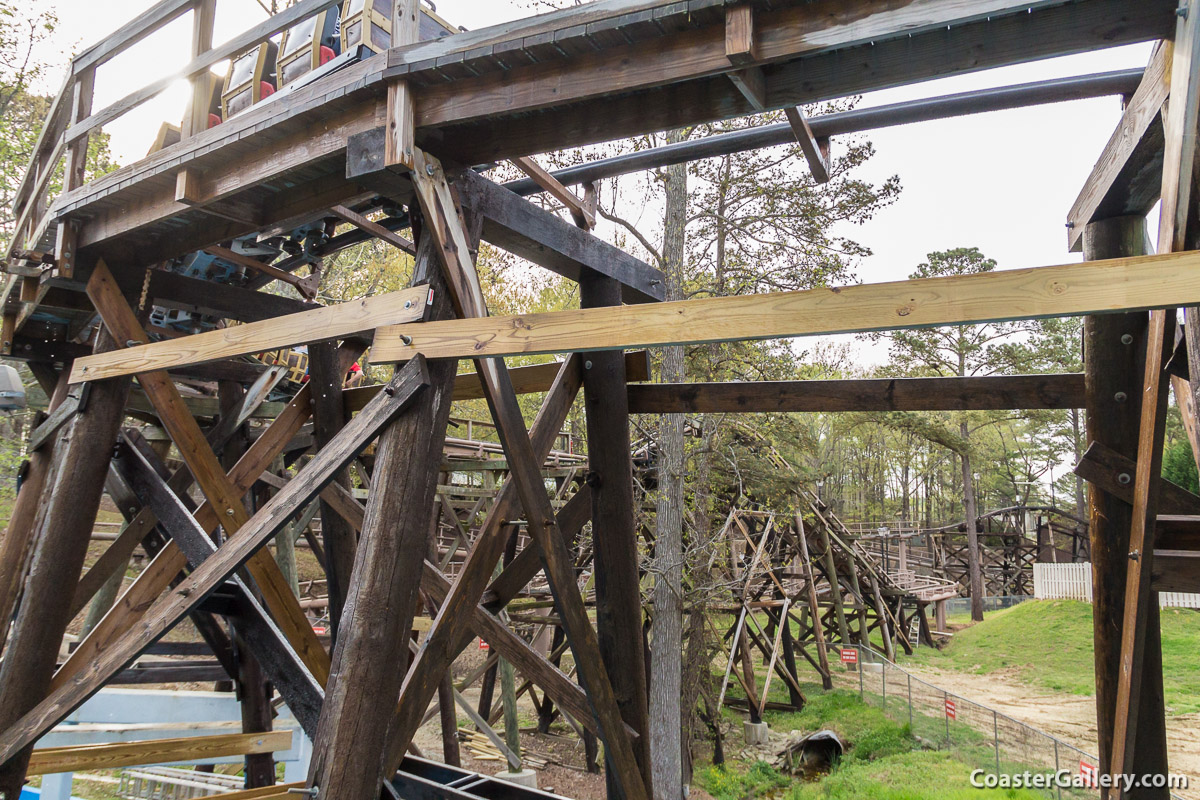 Upstop wheels or flanges on a modern mine train roller coaster