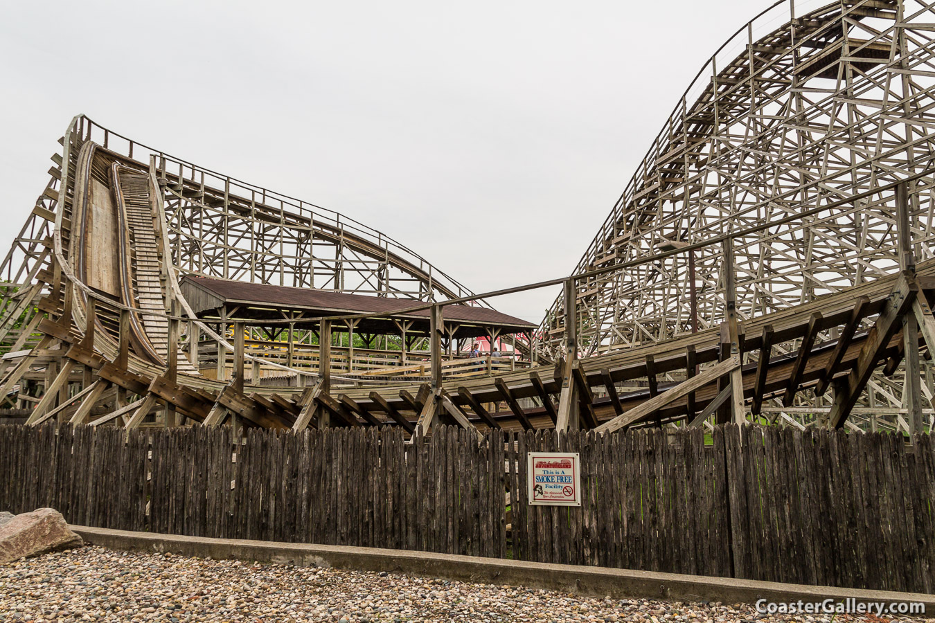 Outlaw roller coaster - picture of the loading platform