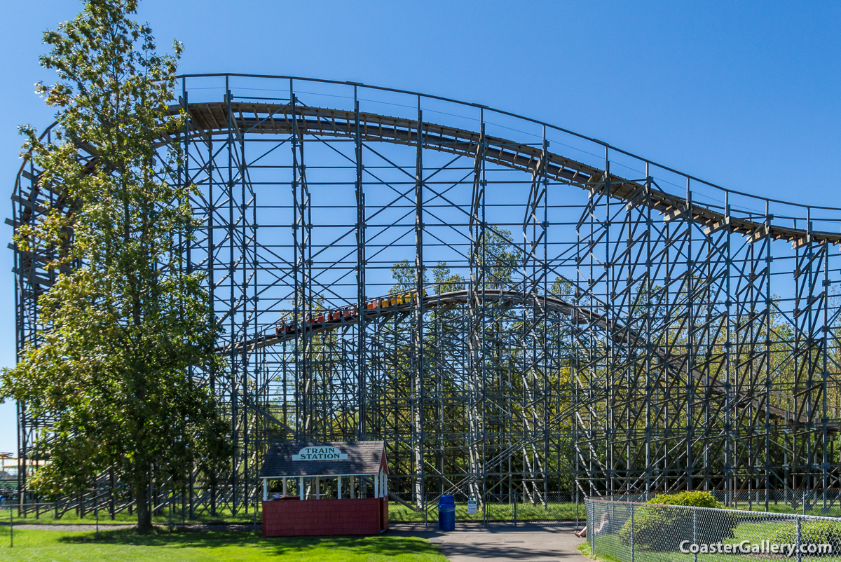 Hybrid coasters - steel coasters with wood supports