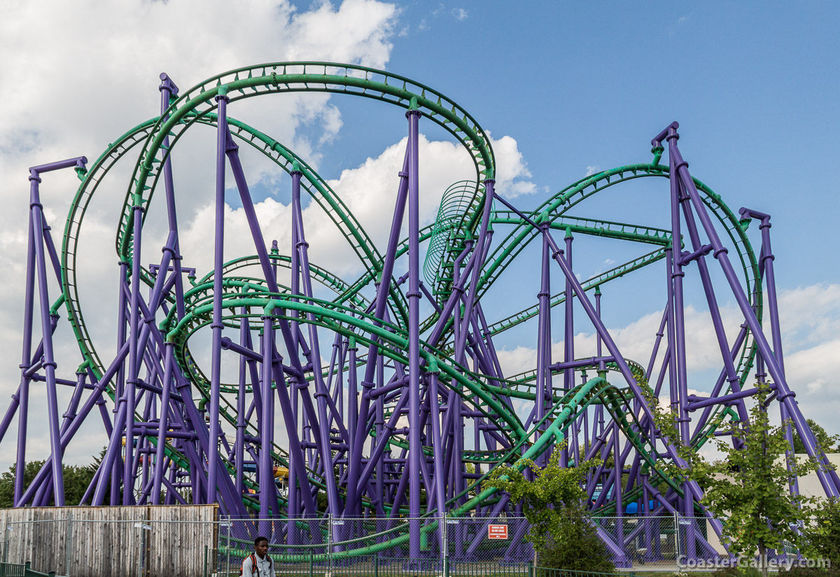 Joker's Jinx roller coaster