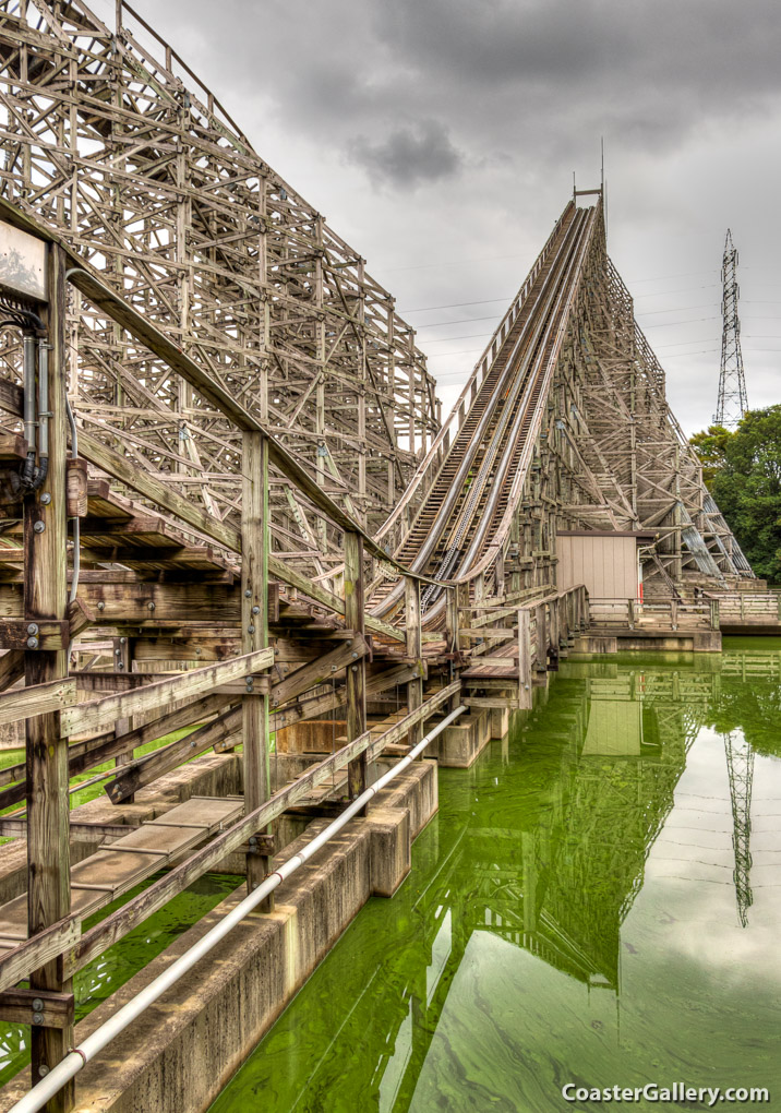 Pictures of the Regina roller coaster and green lake at the Tobu Zoo in Japan