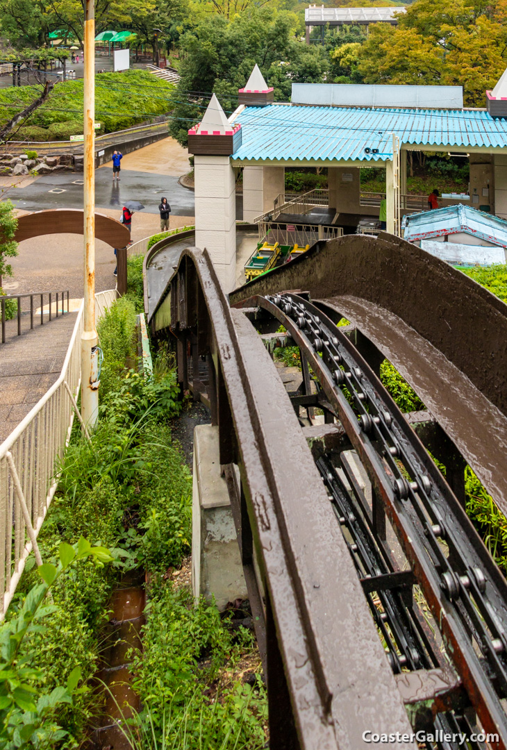 Pictures of the Slope Shooter roller coaster at the Higashiyama Zoo and Botanical Gardens